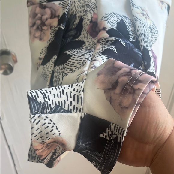 Lulu's Elegant Floral V-Neck Romper Size Medium - Picture 11 of 11